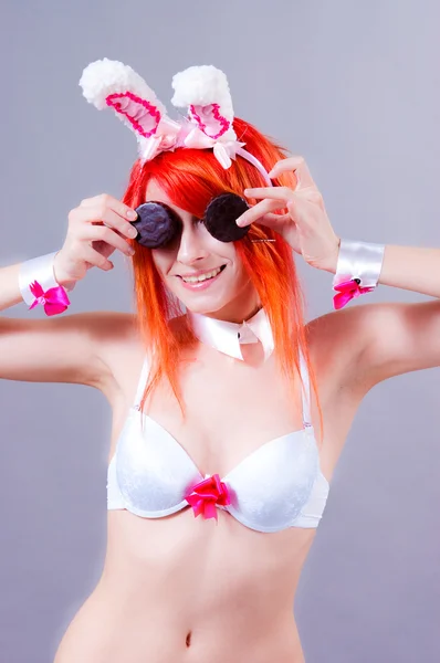 Vrouw in ondergoed met bunny oren — Stockfoto