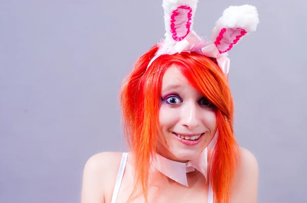 Žena Velikonoční Zajíček Šedém Pozadí Oranžové Vlasy — Stock fotografie