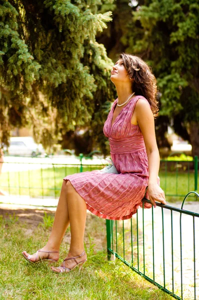 Mujer en vestido al aire libre —  Fotos de Stock