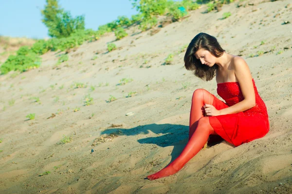 在海岸上的红色衣服的女人 — 图库照片