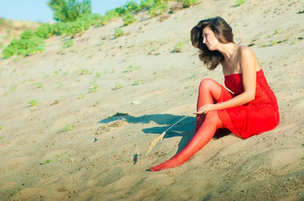 Dívka Oblečená Červených Šatech Pobřeží — Stock fotografie