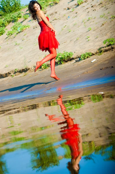 Menina Vestida Vestido Vermelho Uma Costa — Fotografia de Stock