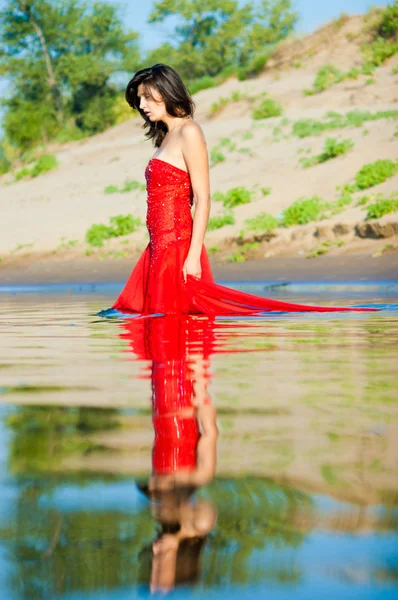 Menina Vestida Vestido Vermelho Uma Costa — Fotografia de Stock
