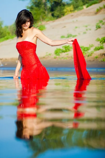 Chica Vestida Rojo Una Costa —  Fotos de Stock