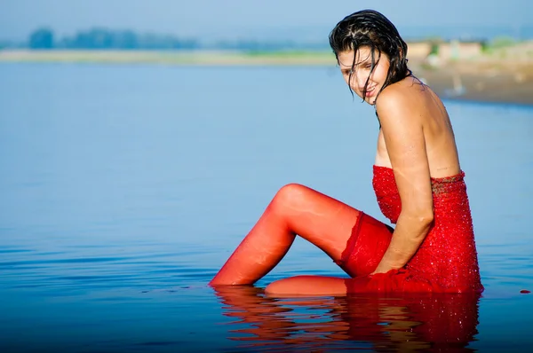 Kenarı Kırmızı elbiseli kadın — Stok fotoğraf