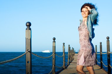 Güzel genç kadın poz veriyor.