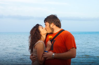 paar in de zon op het strand