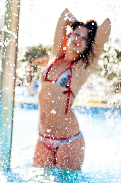Mulher bonita na piscina — Fotografia de Stock