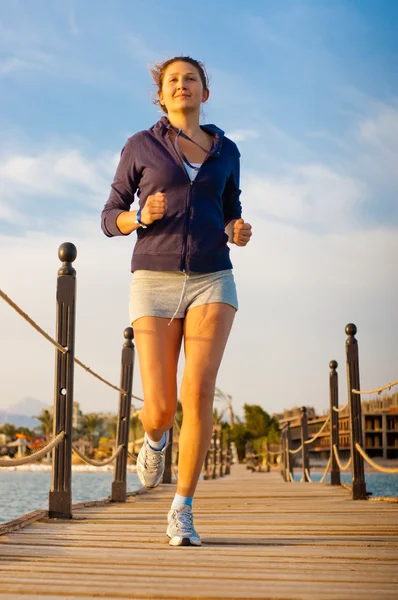 Žena si fitness na moři — Stock fotografie