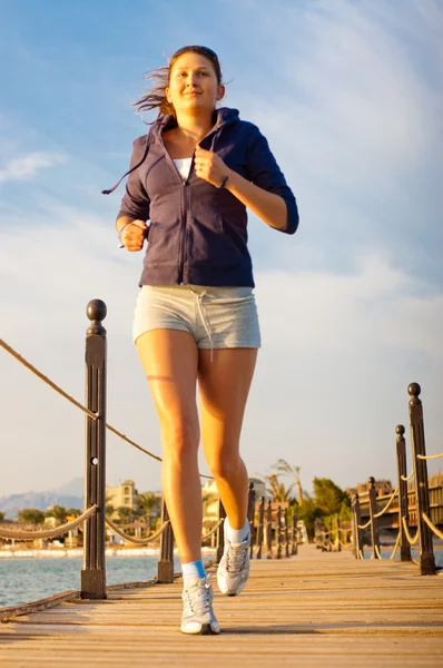 Žena si fitness na moři — Stock fotografie