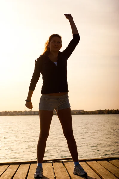 Женщина получить фитнес на море — стоковое фото