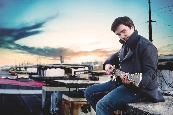 Man Guitar Roof — Stock Photo, Image