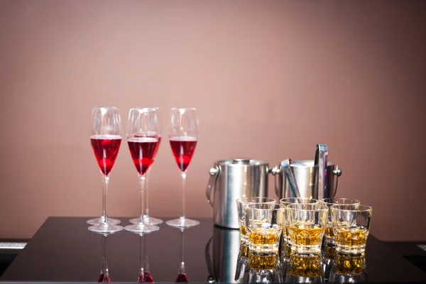 Gläser Champagner Und Whiskey Auf Dem Tisch — Stockfoto