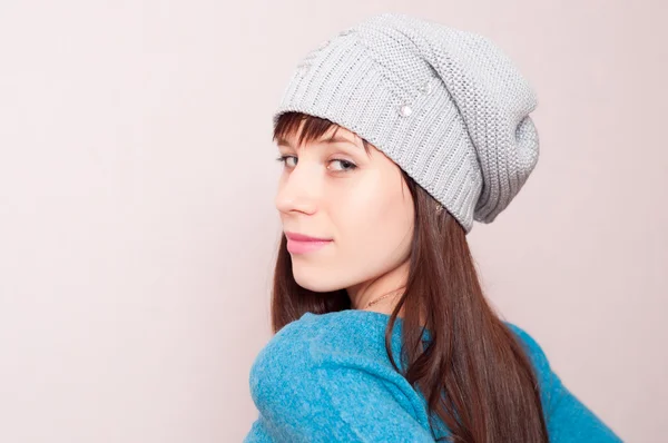 若い女性の身に着けている冬の帽子 — ストック写真