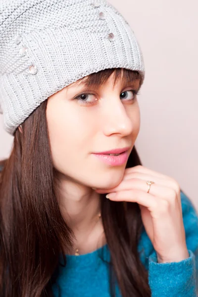 Jovem Mulher Usando Chapéu Inverno — Fotografia de Stock