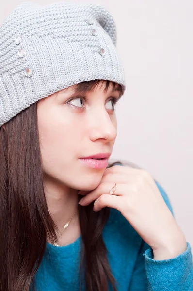 Woman wearing winter hat — Stock Photo, Image