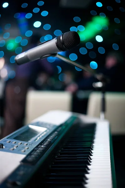 Microfoon Piano Nachtclub — Stockfoto