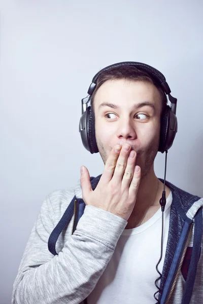 Chlap v sluchátka poslouchá hudbu — Stock fotografie