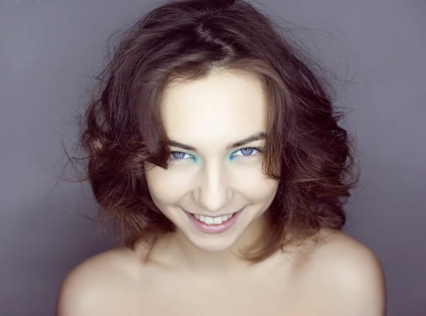 Porträtt av en vacker flicka — Stockfoto