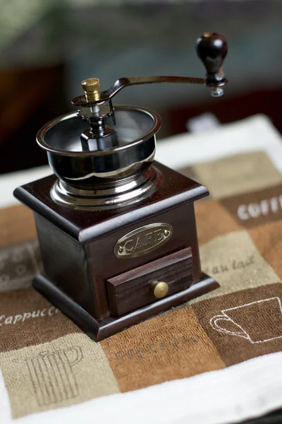 Molino de café en la mesa — Foto de Stock
