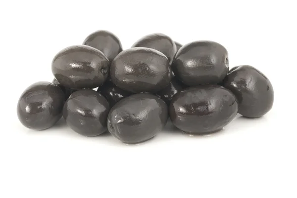 Aceitunas negras enteras marinadas aisladas sobre fondo blanco — Foto de Stock