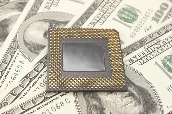 Costo dell'elettronica. Processore PC su sfondo denaro . — Foto Stock