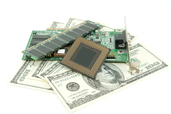 Componentes do computador e dinheiro sobre fundo branco — Fotografia de Stock