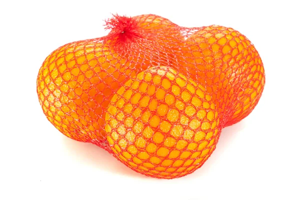 Pomeranče v mřížce izolované na bílém — Stock fotografie