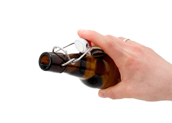 La mano sostiene una botella de cerveza. Aislado sobre fondo blanco — Foto de Stock