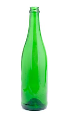 Boş yeşil şampanya şişesi, beyazın üzerinde izole edilmiş.