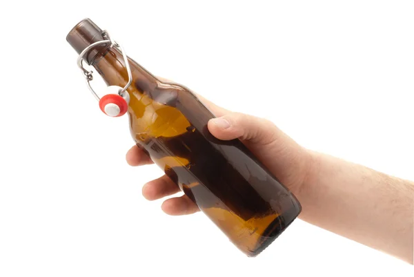 Ręka trzyma butelkę piwa. Odizolowane na biało — Zdjęcie stockowe