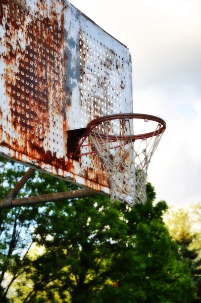 复古篮球架在一个操场 图库照片