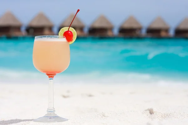 Cocktail op een strand — Stockfoto