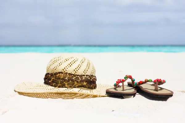 Hut Und Sandalen Liegen Auf Sand — Stockfoto