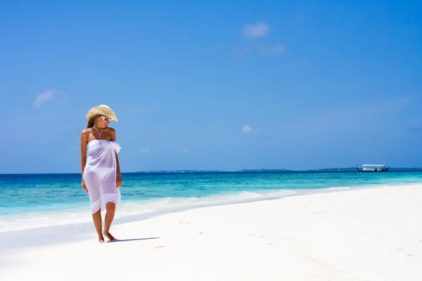 Pani Bikini Tropikalnej Plaży — Zdjęcie stockowe