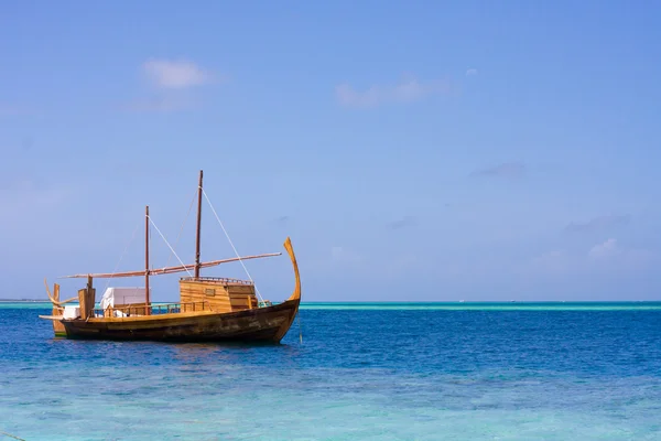 En båt är i ett hav — Stockfoto