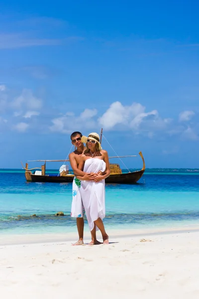 若いカップルの背景にビーチに ヨット — ストック写真