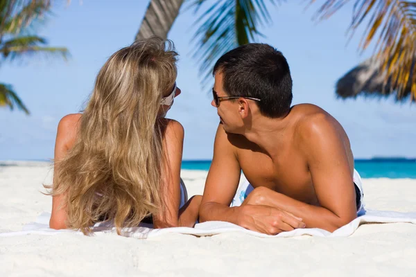 愛の若いカップル 熱帯のビーチで — ストック写真