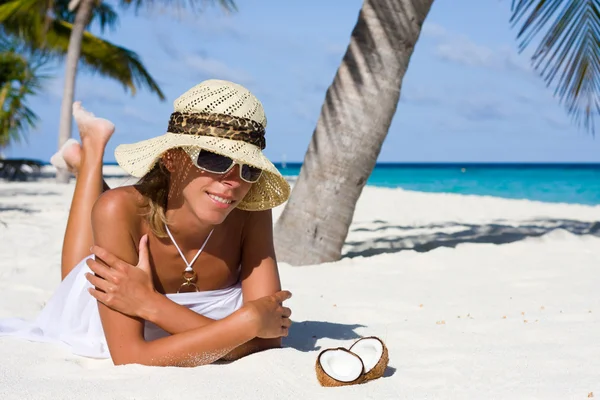 一位女士是热带的海滩上放松 — 图库照片