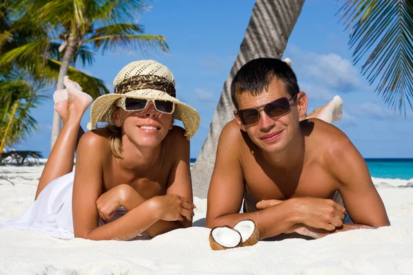 快乐的年轻夫妇在海滩 — 图库照片