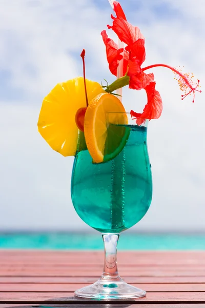 Cocktail på en beach-tabell Royaltyfria Stockbilder