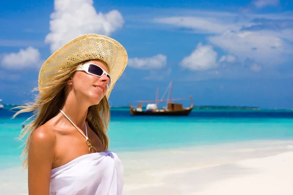 Signora in bikini su una spiaggia tropicale Foto Stock Royalty Free