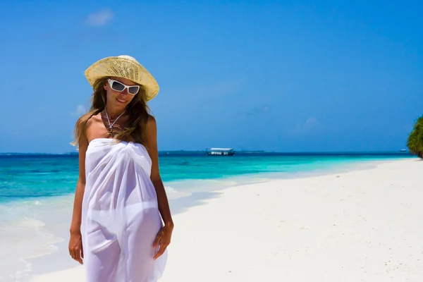 Dama Bikini Una Playa Tropical Fotos de stock libres de derechos