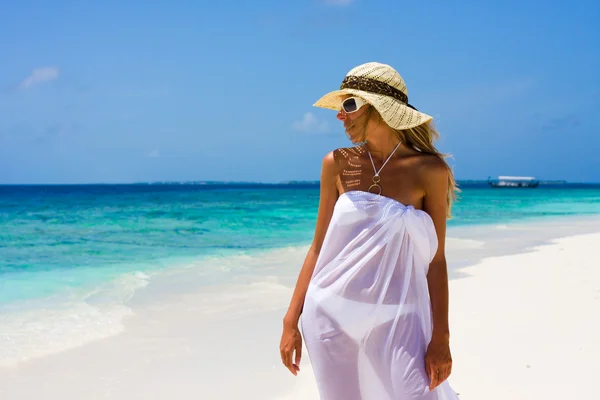 Senhora de biquíni numa praia tropical Fotografia De Stock