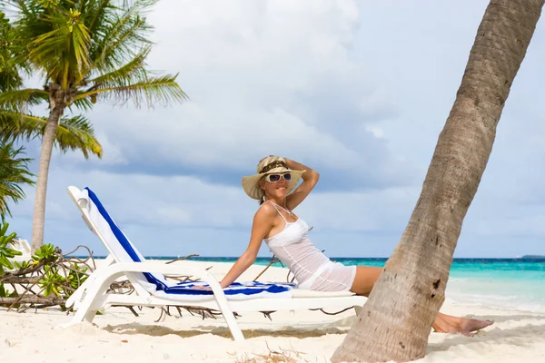 Lady rilassarsi nella chaise lounge in un resort esotico — Foto Stock