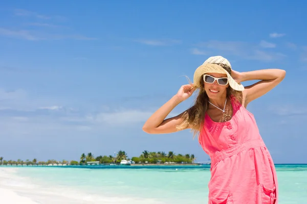 在一个热带海滩上的女人的微笑 — 图库照片