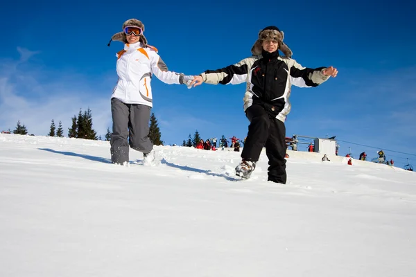 Glückliche Skifahrer Eilen Auf Schnee — Stockfoto