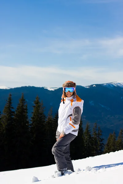 Genç Kadın Kayak Tatil — Stok fotoğraf