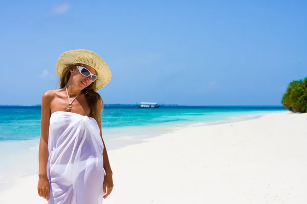 Bir Tropik Sahilde Bikinili Kadın Stok Resim