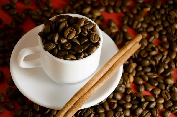 Taza blanca con granos de café —  Fotos de Stock